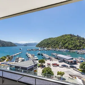 astonishing-views-superb-waterfront-apartment.wellingtonnzhotels.com/